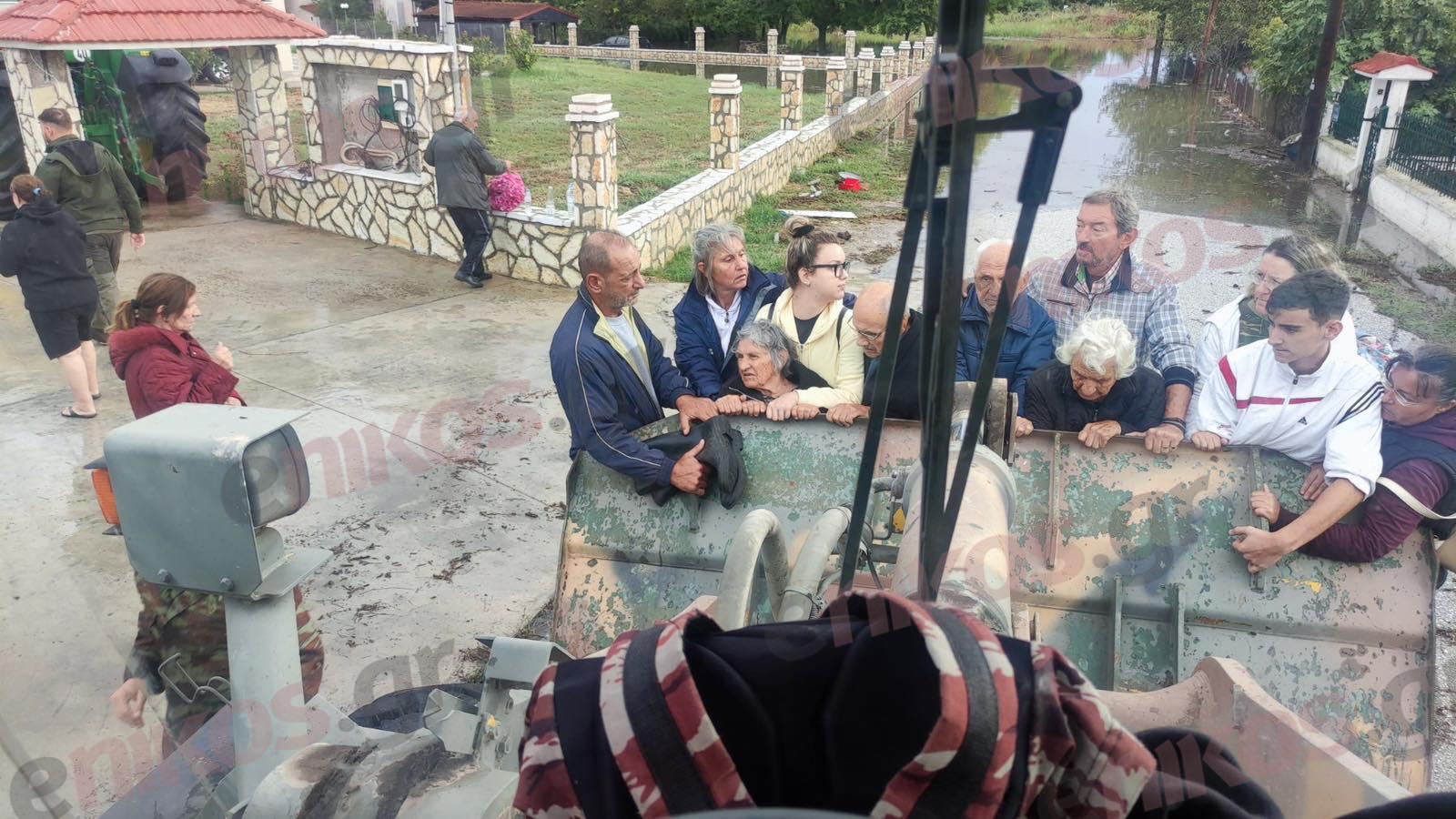 Κακοκαιρία: Οι μπουλντόζες του Στρατού στον Παλαμά Καρδίτσας