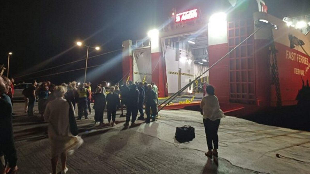 Ραφήνα: Έδεσε στο λιμάνι το «Fast Ferries Andros» με τους 734 επιβάτες