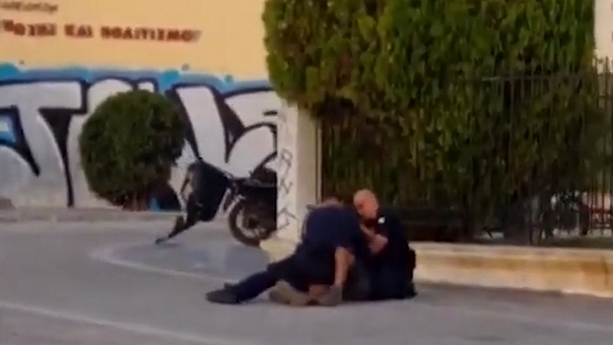 Χαλκίδα: Σύλληψη διανομέα στο Κόκκινο Σπίτι – Το βίντεο που κάνει το γύρο του διαδικτύου