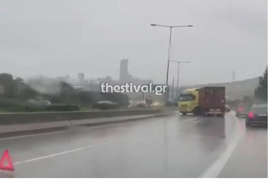 Θεσσαλονίκη: Δίπλωσε νταλίκα