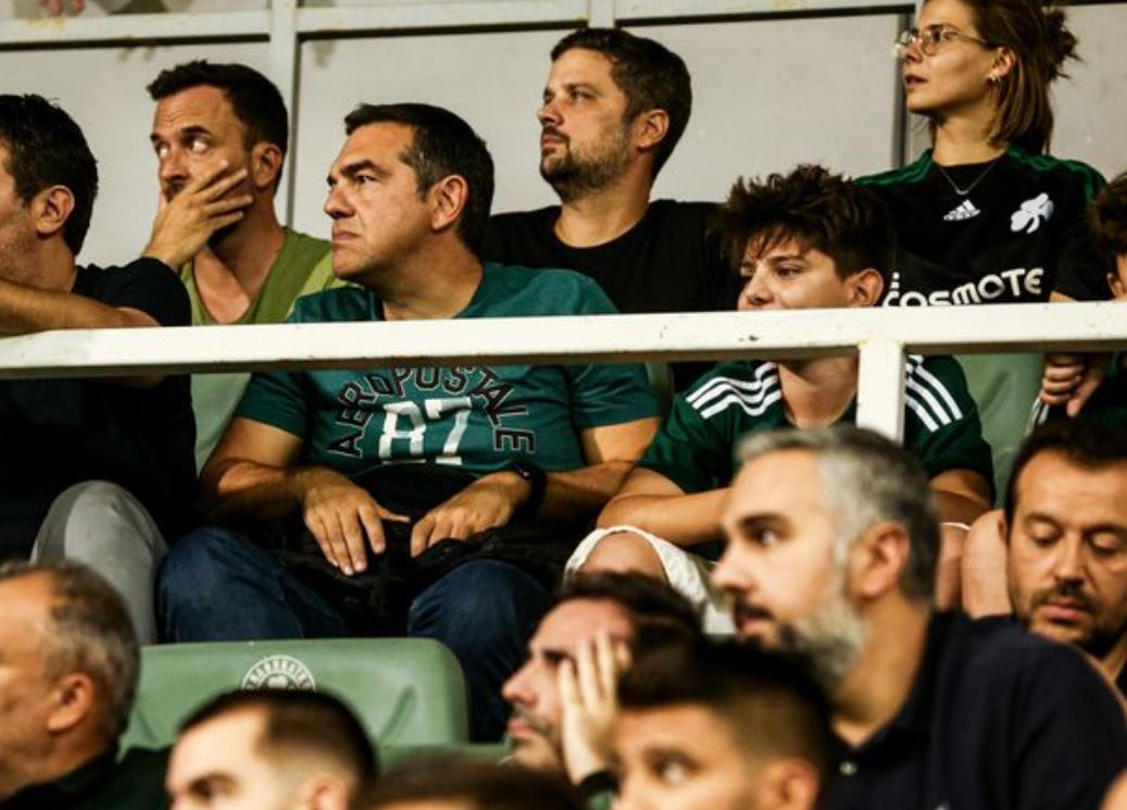 Αλέξης Τσίπρας και Νίκος Παππάς στο γήπεδο