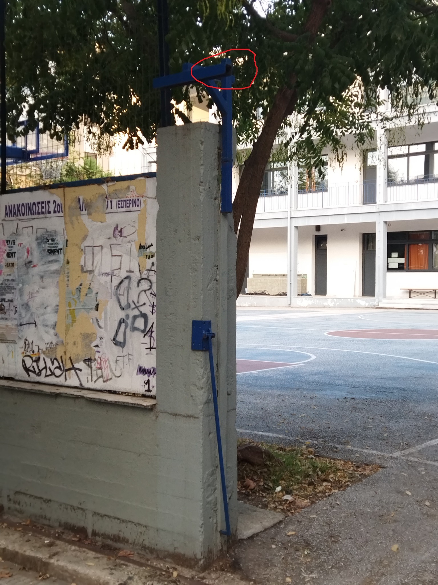 Βόλος: Κατέρρευσε καγκελόπορτα σχολείου