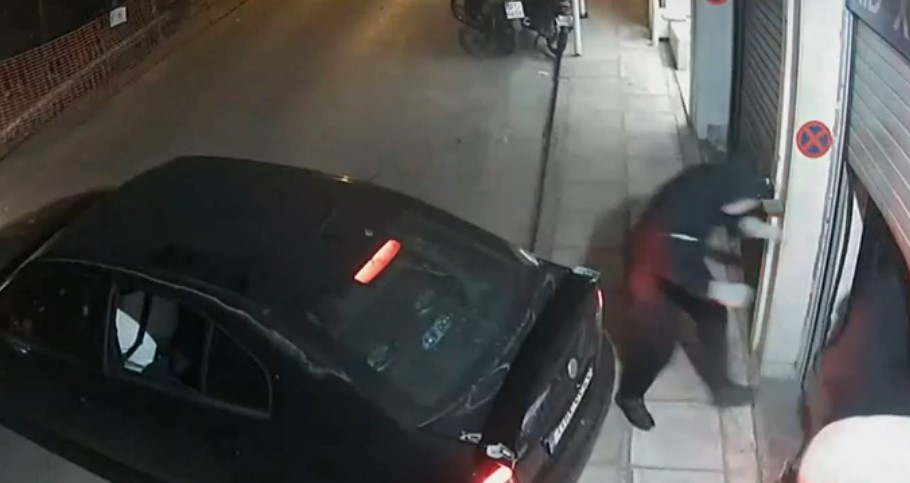 Αμπελόκηποι: Καρέ καρέ η κινηματογραφική διάρρηξη σε κατάστημα αυτοκινήτων – ΒΙΝΤΕΟ