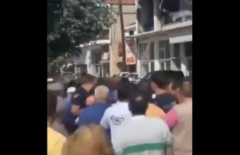 Κώστας Αγοραστός: Η στιγμή που δέχεται επίθεση από πολίτες στον Παλαμά – ΒΙΝΤΕΟ