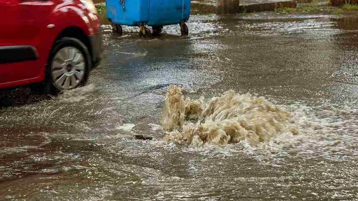 Κακοκαιρία «Elias»: Η πυροσβεστική κλήθηκε για άντληση υδάτων από σπίτι στην Παλλήνη