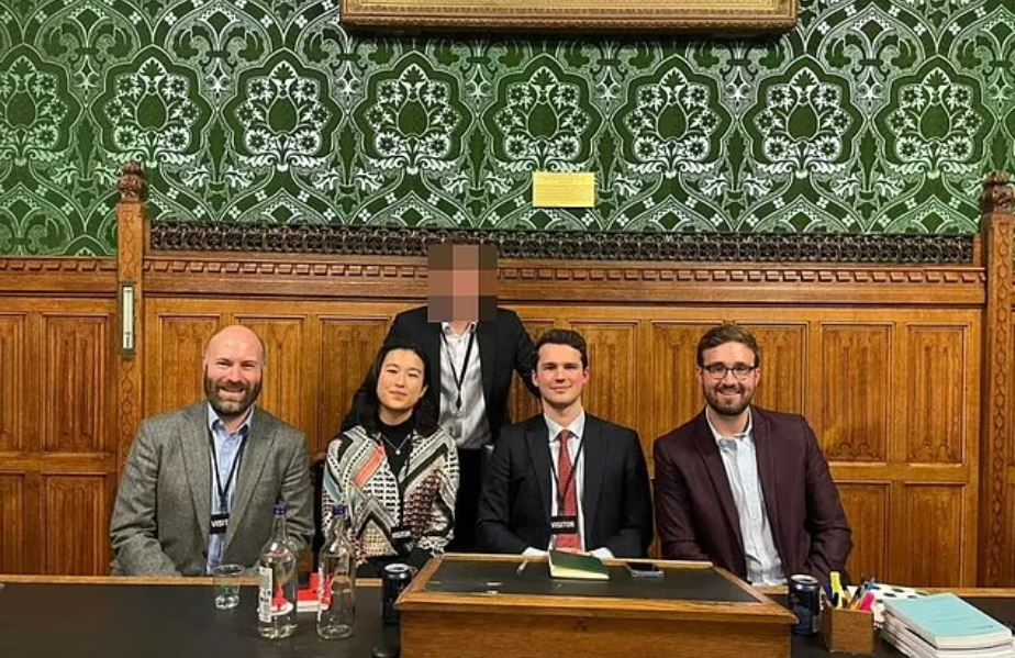 Παιχνίδια κατασκόπων στην Βρετανία – Για πολιτική φάρσα κάνει λόγο η Κίνα