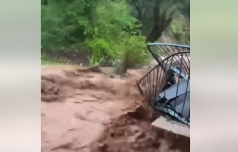 Κακοκαιρία Daniel: Αποκλεισμένη η Αργιθέα, ορμητικό ποτάμι περνάει μπροστά από ταβέρνα – ΒΙΝΤΕΟ