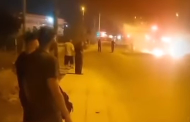 Επεισόδια στον Ασπρόπυργο: Ομάδα ατόμων πυρπόλησε λεωφορείο στη λεωφόρο ΝΑΤΟ  – 7 προσαγωγές