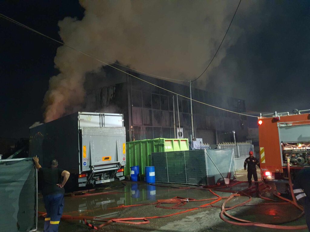 Ασπρόπυργος: Υπό μερικό έλεγχο η φωτιά που ξέσπασε σε εργοστασιακό χώρο – Εκτεταμένες υλικές ζημιές