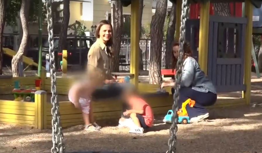 Αχτσιόγλου: «Είμαι εδώ, γιατί εγώ με τον ΣΥΡΙΖΑ-Π.Σ. μπορούμε» – Το κάλεσμα για τις εκλογές και η βόλτα με τον γιο της σε παιδική χαρά