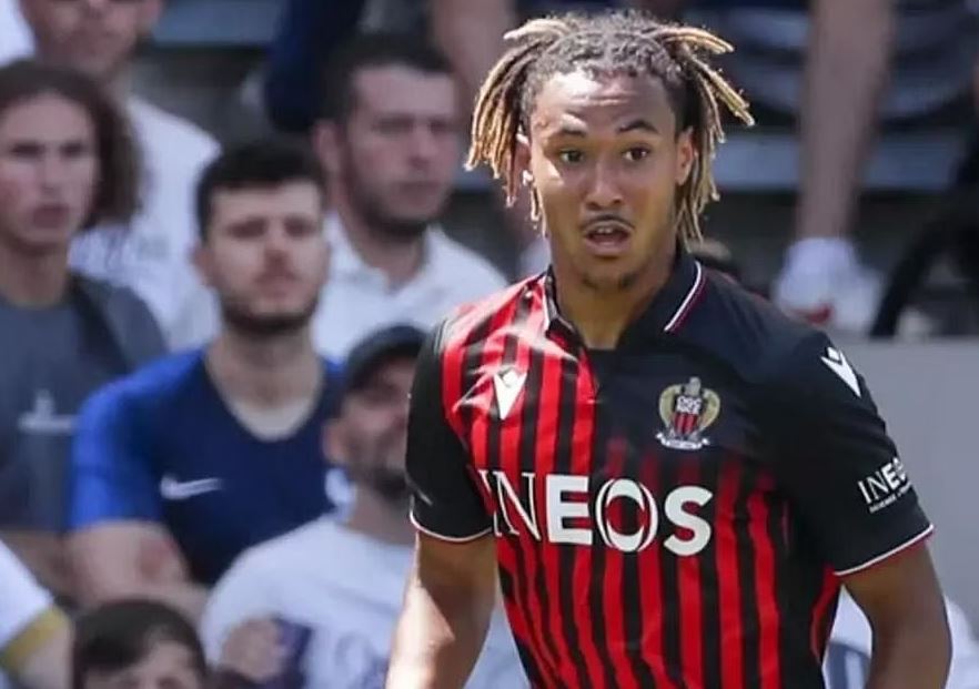 Σώθηκε ο ποδοσφαιριστής της Νις που απειλούσε να πέσει από την γέφυρα