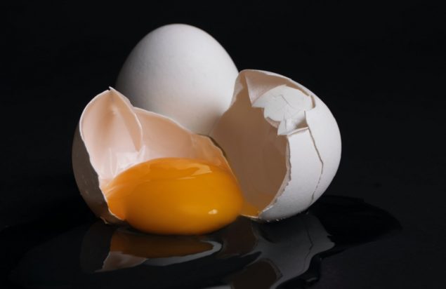 Πώς να καθαρίσετε εύκολα ένα ωμό αυγό από το πάτωμα της κουζίνας