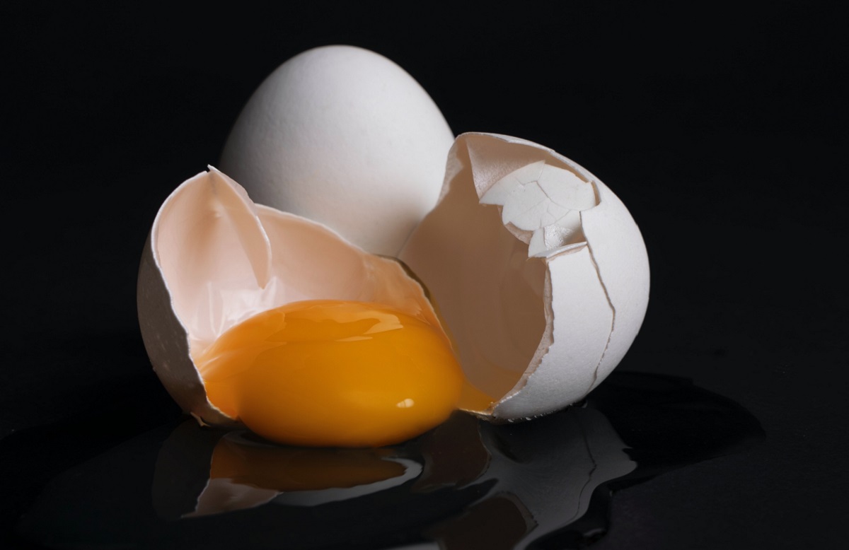 Πώς να καθαρίσετε εύκολα ένα ωμό αυγό από το πάτωμα της κουζίνας