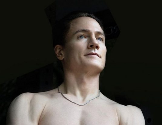 Bryan Johnson: Το περίεργο μάντρα που επαναλαμβάνει κάθε φορά που οδηγεί