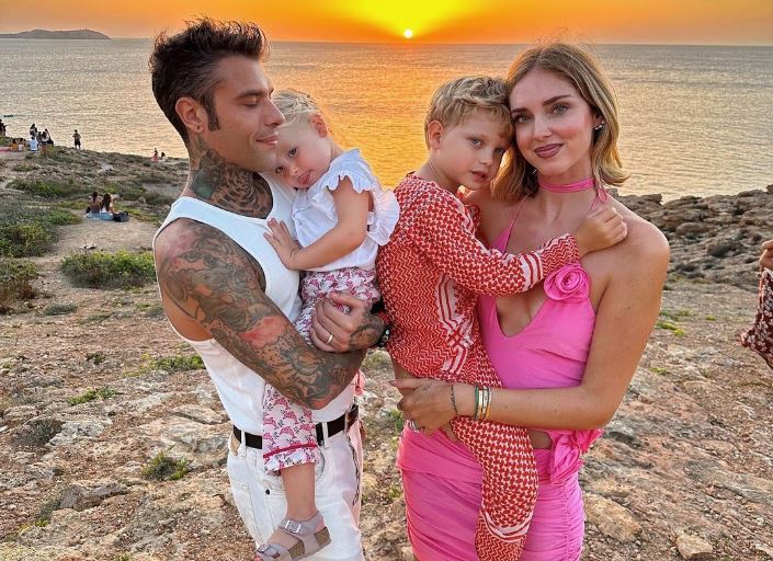 Ώρες φόβου για τον Fedez: «Είχα αιμορραγία και μου έσωσαν τη ζωή» – H Chiara Ferragni επέστρεψε στο Μιλάνο