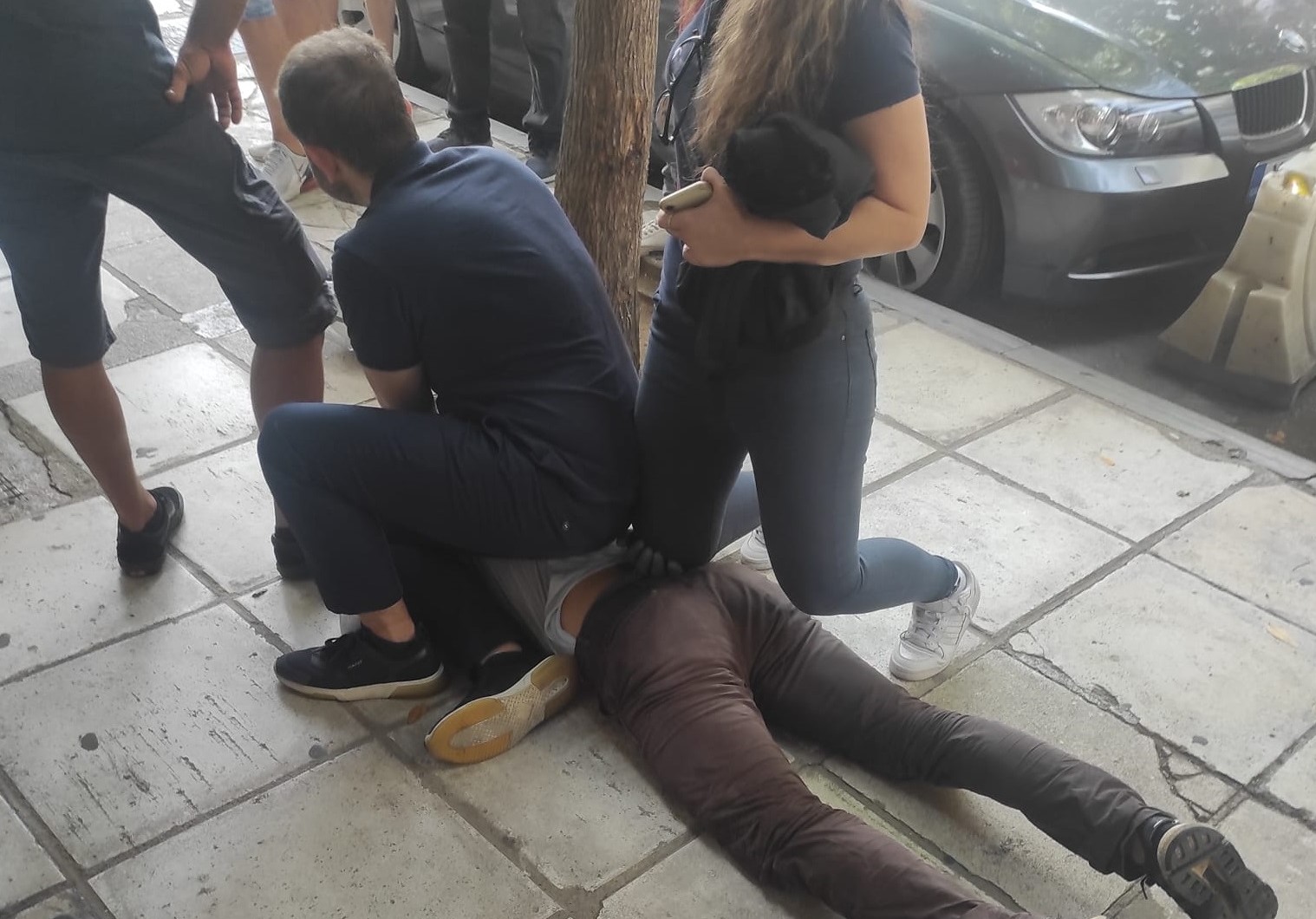 Θεσσαλονίκη: Πολίτες ακινητοποίησαν διαρρήκτη που επιχείρησε να μπει σε χρυσοχοείο – ΦΩΤΟ