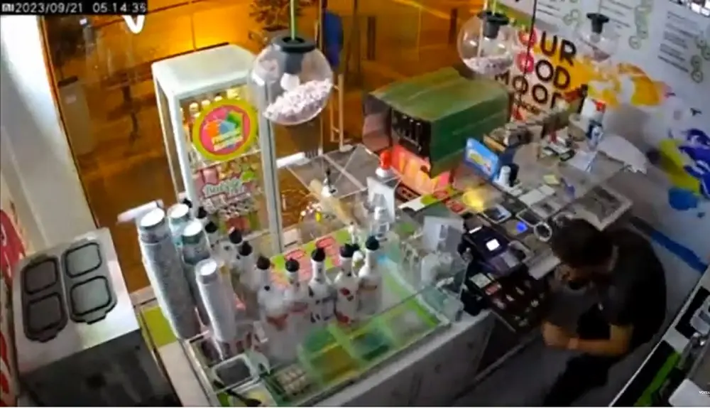 Θεσσαλονίκη: Καρέ-καρέ η διάρρηξη σε παγωτατζίδικο στο κέντρο της πόλης – Δείτε το ΒΙΝΤΕΟ