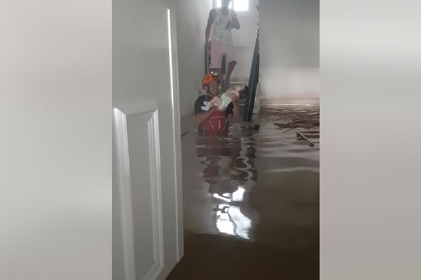 Συγκλονιστικό ΒΙΝΤΕΟ: Διασώστης της ΕΜΑΚ απεγκλωβίζει μωράκι από πλημμυρισμένο σπίτι και το παραδίδει στην αγκαλιά της μητέρας του