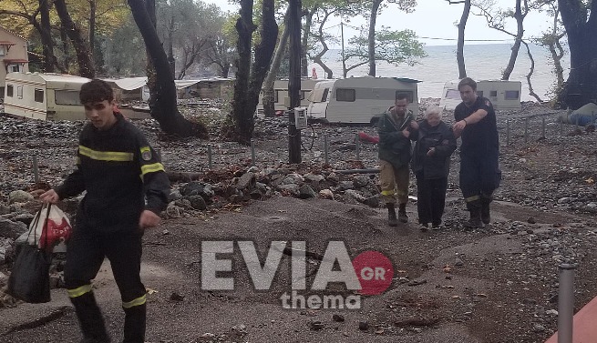 Κακοκαιρία Daniel – Εύβοια: Απεγκλωβισμός δύο ηλικιωμένων γυναικών από τον Μακρύ Γιαλό – ΒΙΝΤΕΟ