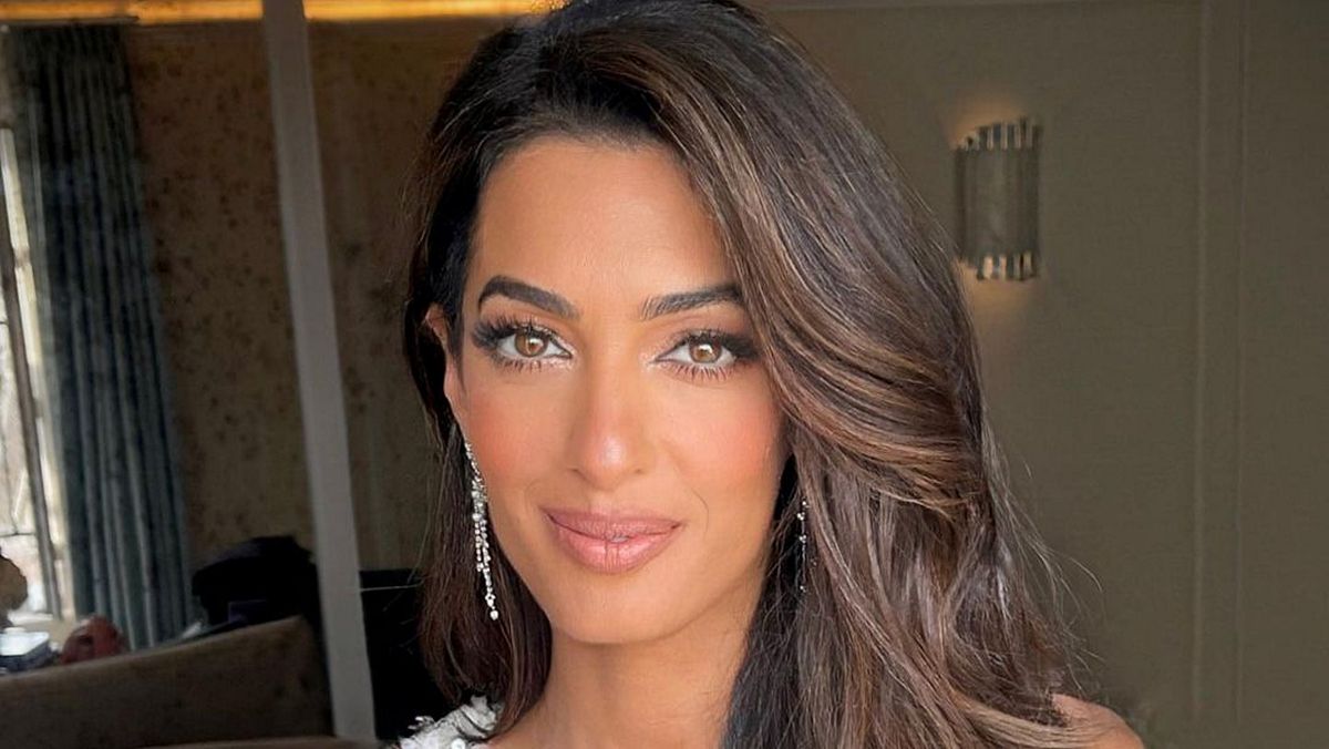 H Amal Clooney υιοθέτησε το princesscore με vintage φόρεμα Dior by John Galliano