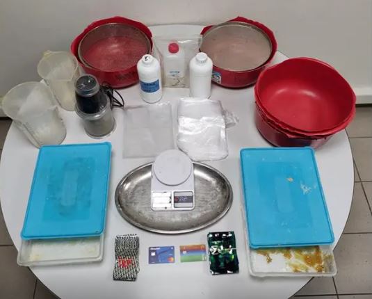 Θεσσαλονίκη: Έφτιαχναν συνθετική κάνναβη και την έστελναν με ταχυδρομικά δέματα σε Ευρώπη και Αμερική – Πέντε συλλήψεις