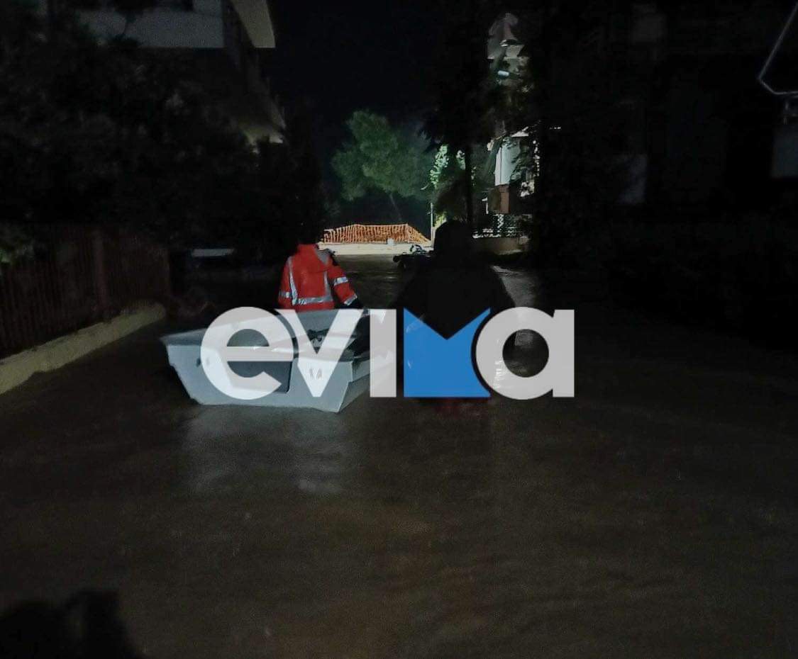 Κακοκαιρία στην Εύβοια: Με βάρκες απεγκλώβισαν κατοίκους