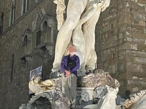 Φλωρεντία: Πρόστιμο 5000 ευρώ σε τουρίστα που έβγαλε «σέλφι» και προκάλεσε ζημιά στο σιντριβάνι του Ποσειδώνα