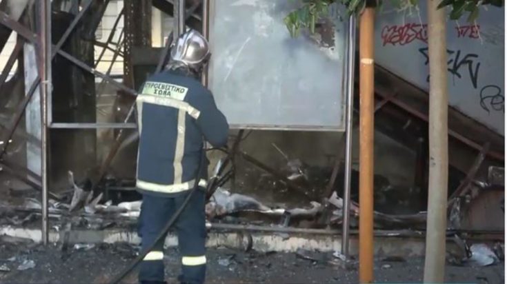 Φωτιά σε κυλιόμενες σκάλες στον Πειραιά