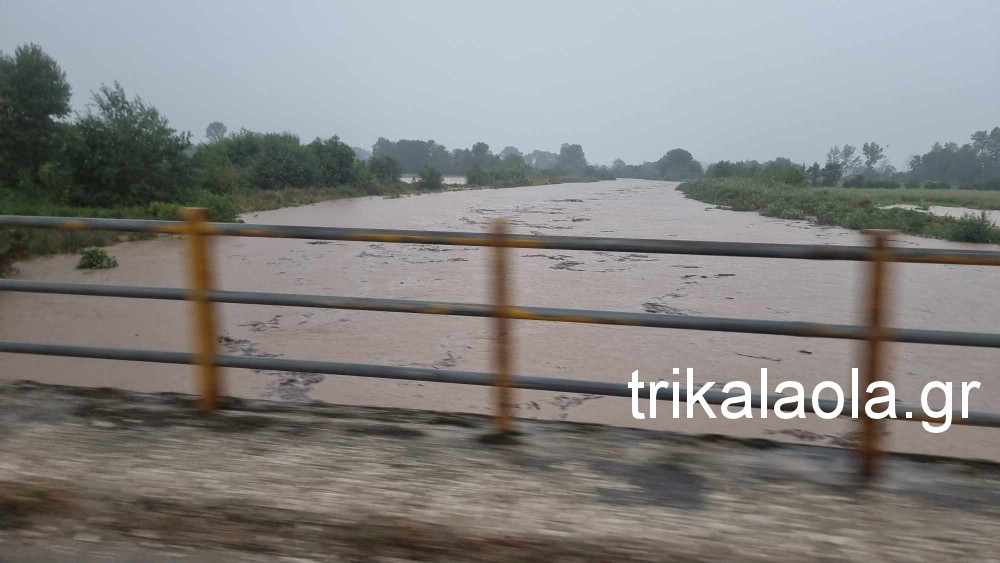 Κακοκαιρία Daniel: Υπερχείλισε ο Πηνειός στην γέφυρα Βαλομανδρίου – Ρογγίων (Φωτό και Βίντεο)