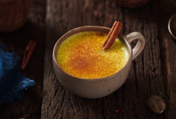 6 οφέλη που έχει το χρυσό γάλα – Πώς να το φτιάξετε