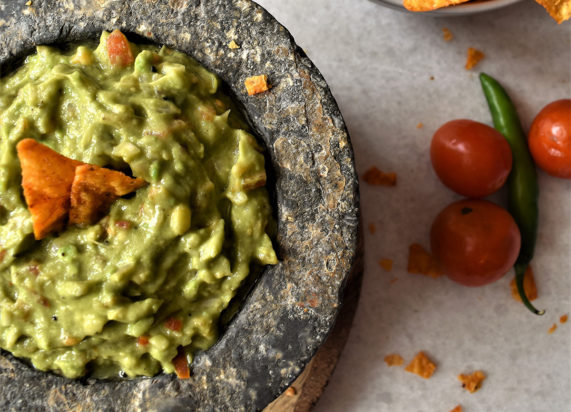 Γουακαμόλε αλά ελληνικά - Πεντανόστιμη συνταγή με 2 επιπλέον υλικά