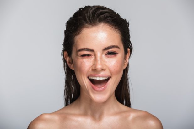 Κορυφαία ειδικός αποκαλύπτει 3 αντιγηραντικές τροφές και 3 συμβουλές για άψογο δέρμα