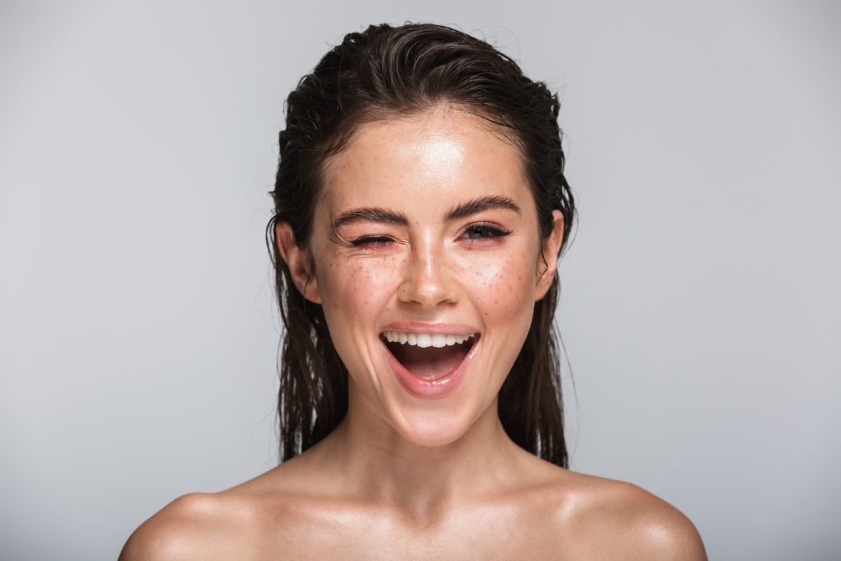 Κορυφαία ειδικός αποκαλύπτει 3 αντιγηραντικές τροφές και 3 συμβουλές για άψογο δέρμα