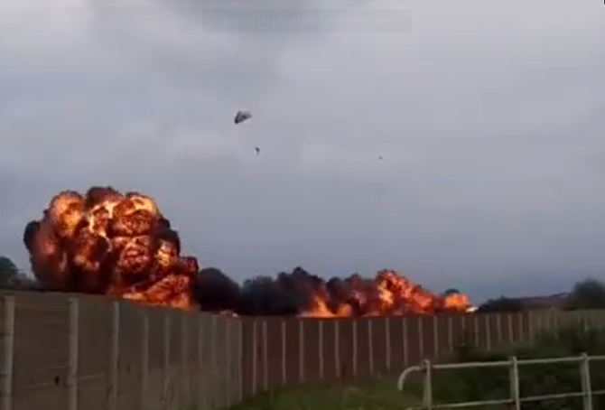 Τραγωδία στην Ιταλία: Συντριβή ακροβατικού αεροσκάφος – Φλεγόμενο κομμάτι σκότωσε 5χρονη – Συγκλονιστικά ΒΙΝΤΕΟ