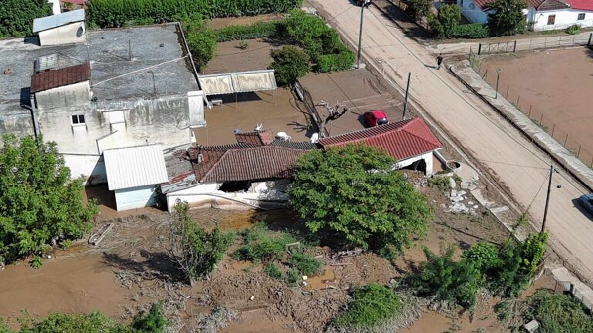 Κακοκαιρία «Daniel»: Αγωνία για τους εγκλωβισμένους, φόβοι για αγνοούμενους – Συνεχίζεται η «μάχη» στα λασπόνερα