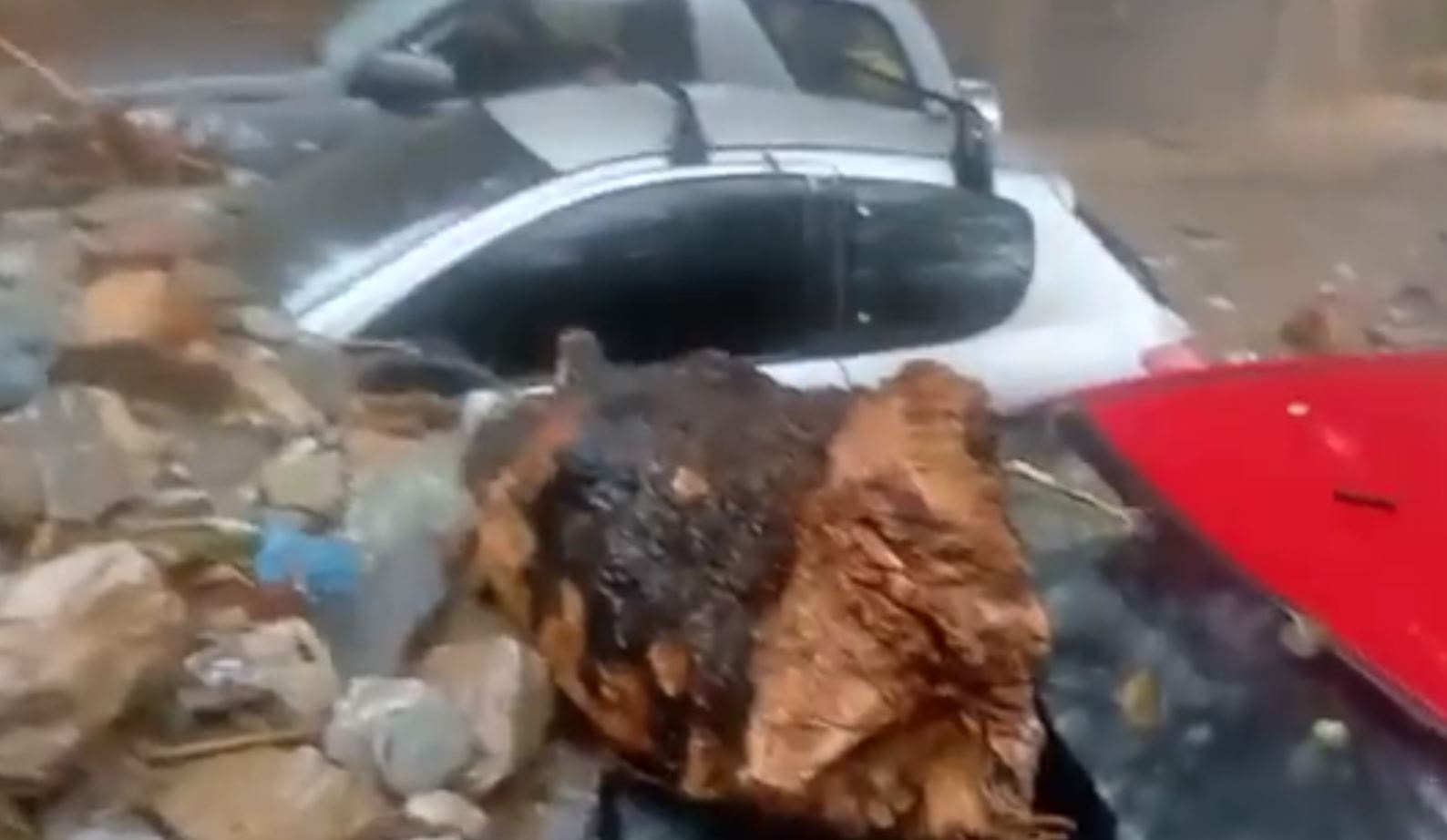 Κακοκαιρία Daniel – Πήλιο: Χείμαρροι «κατάπιαν» αυτοκίνητα στο κεντρικό πάρκινγκ Μακρινίτσας – ΒΙΝΤΕΟ