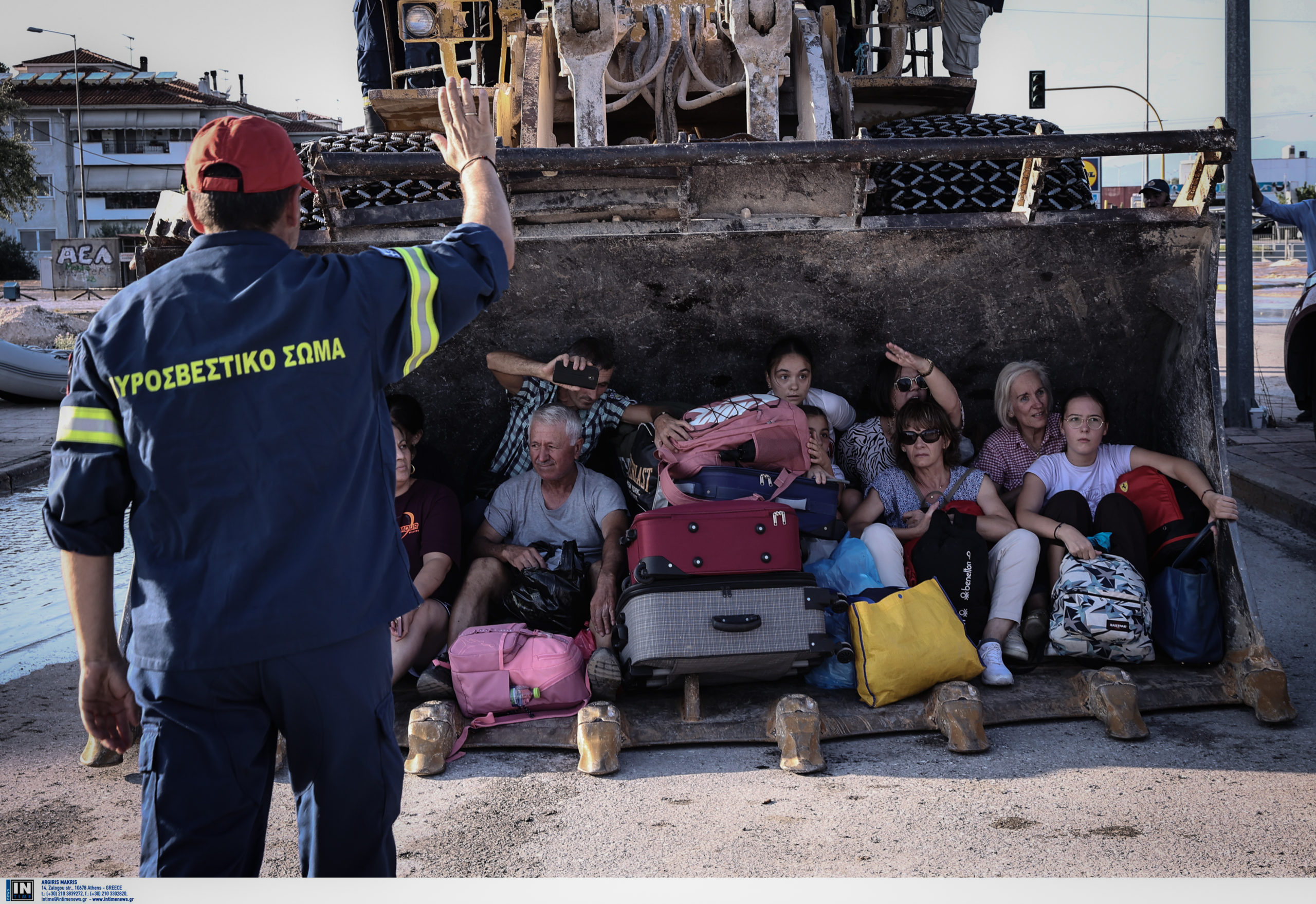 Κακοκαιρία Daniel: Μεταφέρουν με φορτωτές τους κατοίκους μακριά από πλημμυρισμένες περιοχές – Συγκλονιστικές εικόνες στη Γιάννουλη Λάρισας