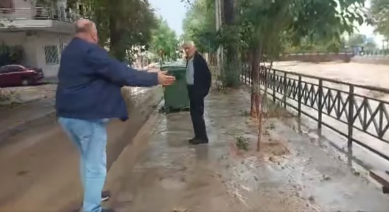 Κακοκαιρία Daniel – Αχιλλέας Μπέος σε ηλικιωμένο: «Τι ήρθες εδώ να δεις; Που πάτε ρε άνθρωποι;»