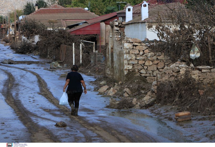 Κακοκαιρία Elias – Θεσσαλία: Με την αγωνία νέας πλημμύρας ζουν οι κάτοικοι – Τοποθετούν σακιά με άμμο στις πόρτες των σπιτιών τους