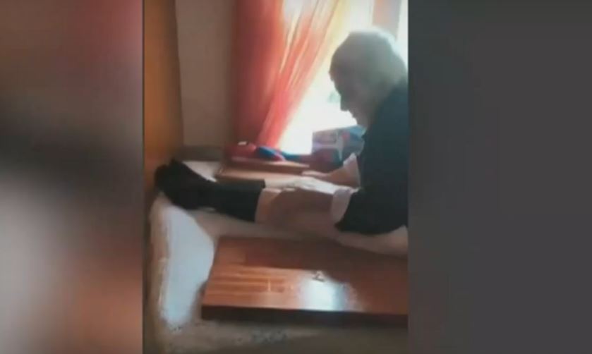 Κακοκαιρία Daniel: Γιαγιά περιμένει πάνω στο τραπέζι του πλημμυρισμένου σπιτιού της επί 6 ώρες – Εικόνες γροθιά στο στομάχι