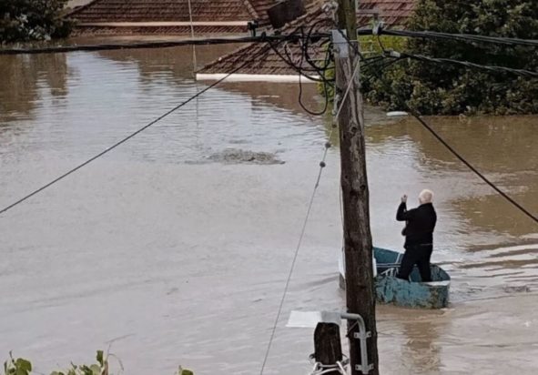 Καρδίτσα ηλικιωμένος πλημμύρα