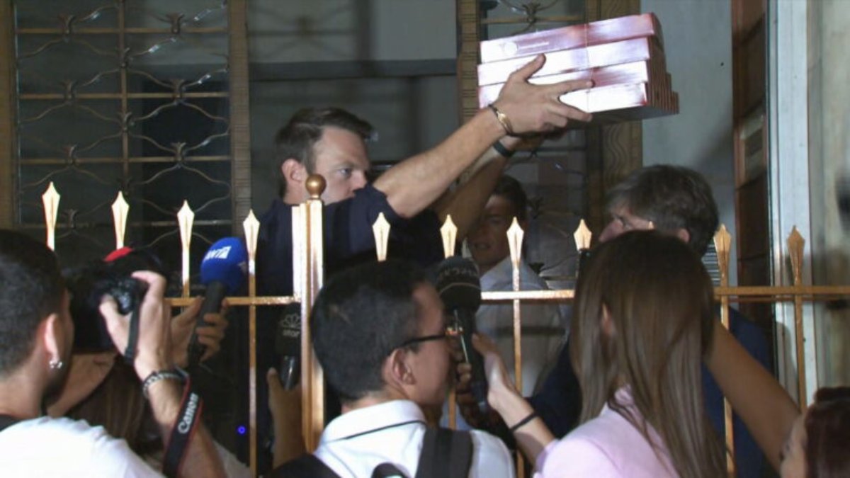 Στέφανος Κασσελάκης: Παρέλαβε πίτσες για τους συνεργάτες του – ΒΙΝΤΕΟ