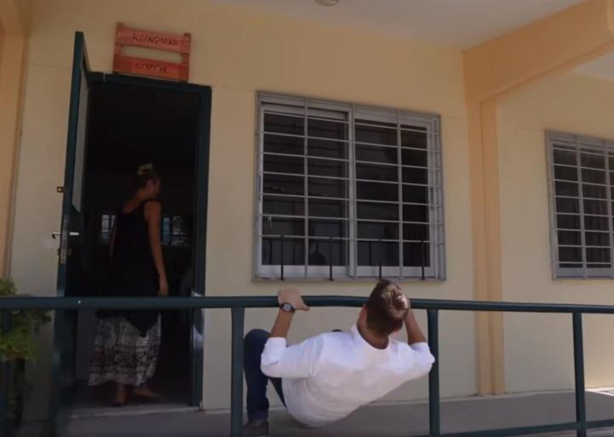 Κασσελάκης: Η θεαματική του είσοδος με limbo σε σχολείο ΑμεΑ – «Έκοψε» από το βίντεό του την Μιχαηλίδου που τον υποδέχθηκε