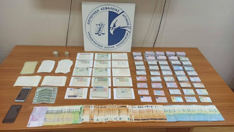 Xειροπέδες σε 41χρονο που πουλούσε πλαστά έγγραφα σε μετανάστες στο κέντρο της Αθήνας