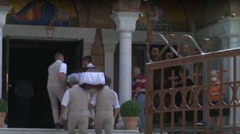 Θεσσαλονίκη: «Γιατί το έκανες αυτό;» – Βαρύ το κλίμα στην κηδεία του αστυνομικού που σκότωσε την πρώην σύζυγό του και αυτοκτόνησε