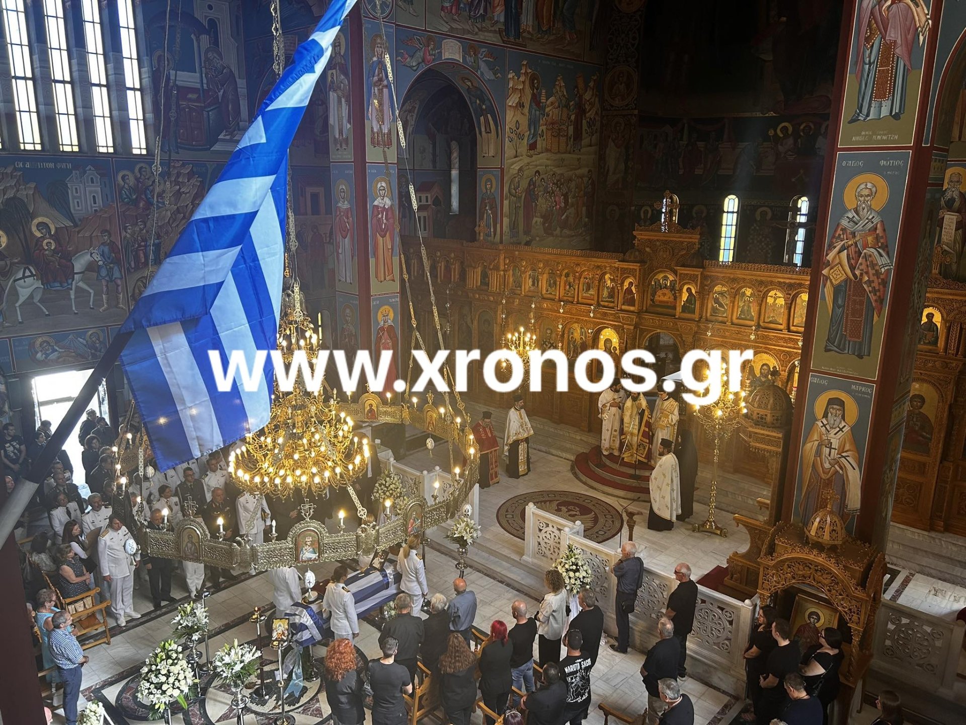 Σπαραγμός στην κηδεία της Γλυκερίας Μεμεκίδου στην Κομοτηνή – Τυλιγμένο στην γαλανόλευκη το φέρετρο, φώναζαν «αθάνατη»
