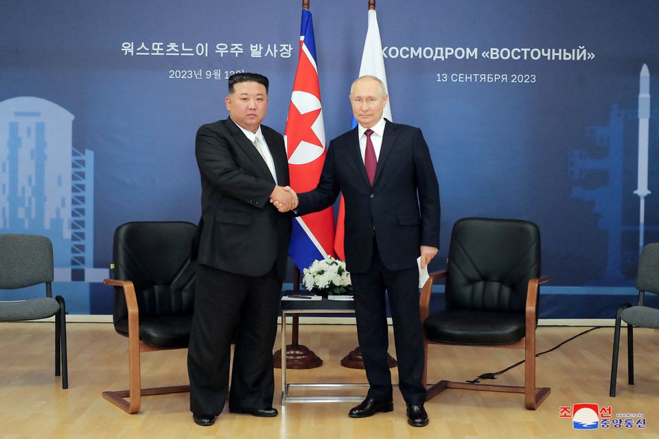 Κιμ Γιονγκ Ουν: Η στιγμή που μέλη της ασφάλειάς του απολύμαναν την καρέκλα του στη συνάντηση με τον Πούτιν – ΒΙΝΤΕΟ