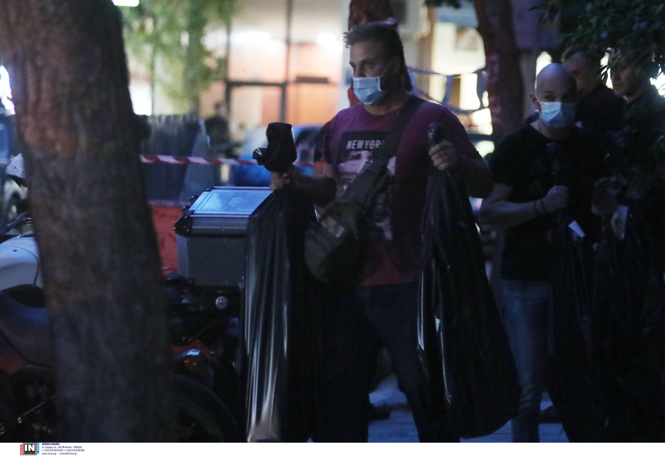 Κολωνάκι: Στα εγκληματολογικά εργαστήρια μεταφέρεται ο οπλισμός που εντοπίστηκε σε αποθήκη – ΦΩΤΟ