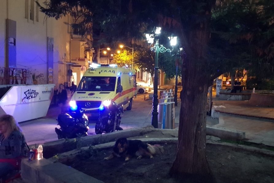 Κοζάνη: Αιματηρή συμπλοκή στο κέντρο της πόλης – Του επιτέθηκαν με μαχαίρι και τον τραυμάτισαν στο πόδι – ΒΙΝΤΕΟ