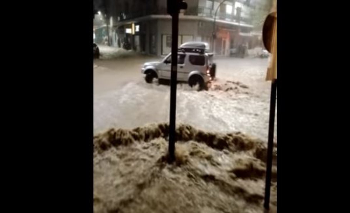 Κακοκαιρία Elias: «Έσπασε» ξανά ο Κραυσίδωνας – Πλημμύρισαν σπίτια στον Βόλο – ΒΙΝΤΕΟ